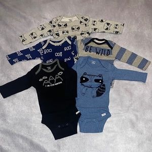 5 - Gerber long-sleeve onesies in size 6-9 month
